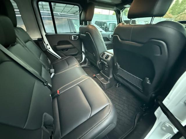 ジープ・ラングラーアンリミテッド サハラ ブラックカスタム レザーシート 登録済未使用車 シートヒーター パワーシート アダプティブクルーズコントロール ブラインドスポットモニター アップルカープレイアンドロイドオート対応(27枚目)