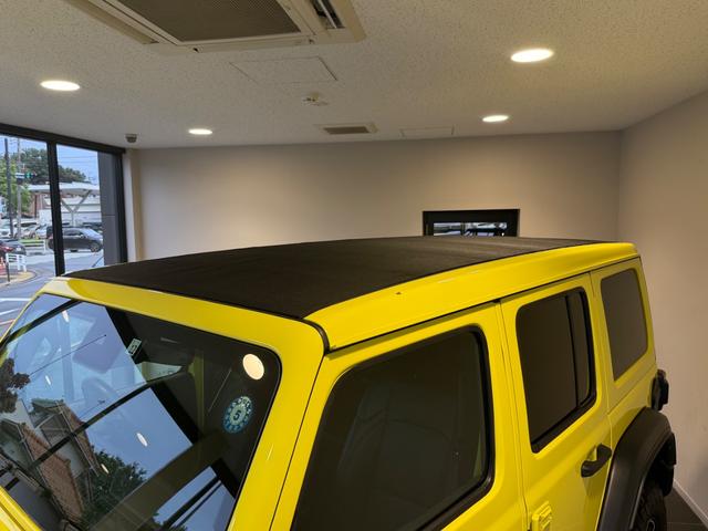 ジープ・ラングラーアンリミテッド ルビコン　パワートップ　認定中古車　限定カラー　パワートップ　レザーシート　アダプティブクルーズコントロール搭載　アップルカープレイアンドロイドオート対応　ＬＥＤライト　バックカメラ　サイドカメラ　フロントカメラ（17枚目）