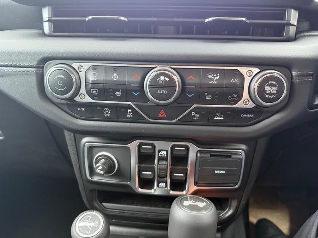 ジープ・ラングラーアンリミテッド サハラ パワーサイドステップ ブラックスタイルカスタム carplay・Androidauto対応12.1Uコネクト Bluetoothオーディオ アダプティブクルーズコントロール ブラインドスポットモニター 衝突軽減ブレーキ(19枚目)