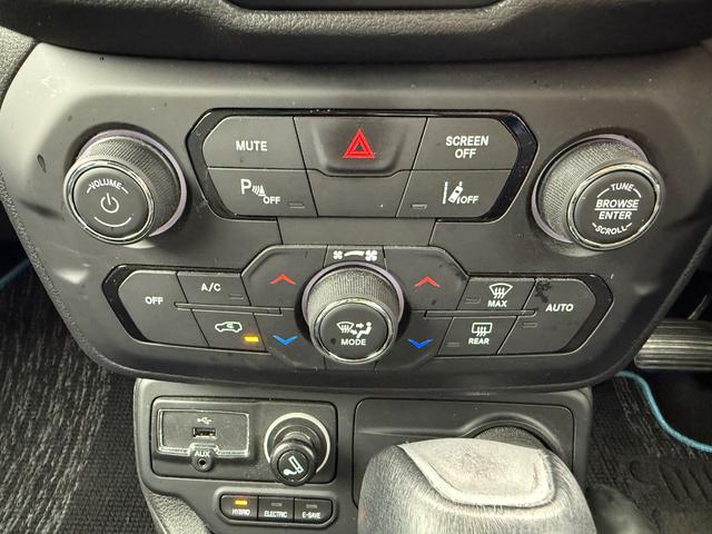 ジープ・レネゲード4xe リミテッド 4xe 認定中古車 ワンオーナー 弊社販売車両 アップルカープレイアンドロイドオート対応 衝突被害軽減ブレーキ レザーシート フルセグチューナー付き(17枚目)