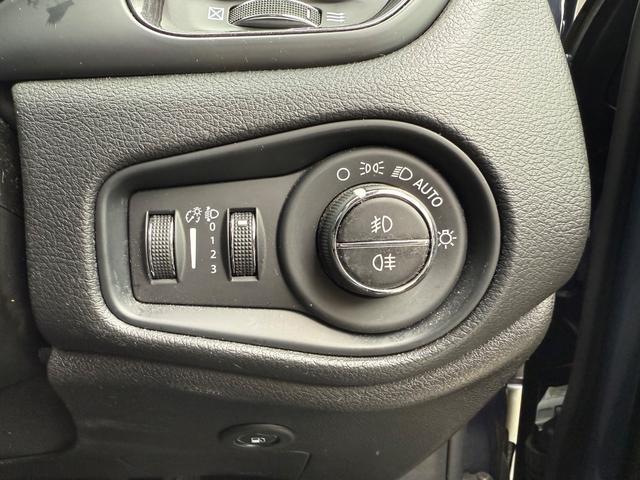 ジープ・レネゲード4xe リミテッド 4xe 認定中古車 ワンオーナー 弊社販売車両 アップルカープレイアンドロイドオート対応 衝突被害軽減ブレーキ レザーシート フルセグチューナー付き(25枚目)