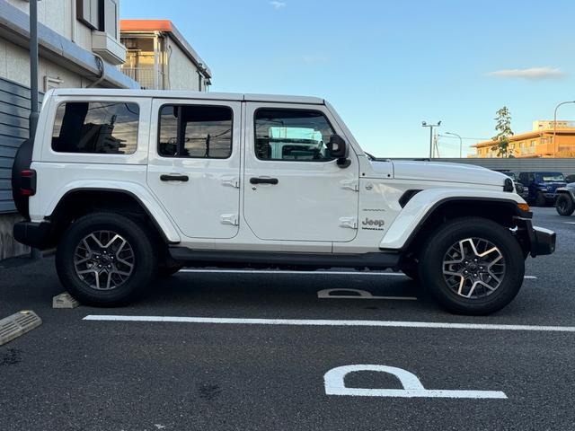 ジープ・ラングラーアンリミテッド サハラ　認定中古車　弊社管理車両　新車保証継承　レザーシート　シートヒーター　ステアリングヒーター　アップルカープレイアンドロイドオート対応　アダプティブクルーズコントロール　ブラインドスポットモニター（5枚目）