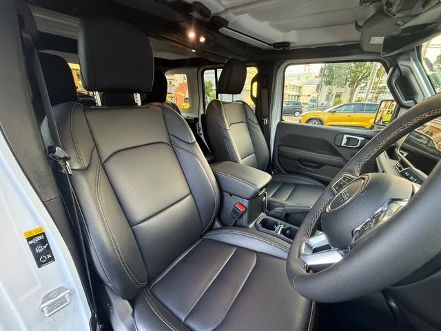 ジープ・ラングラーアンリミテッド サハラ　認定中古車　弊社管理車両　新車保証継承　レザーシート　シートヒーター　ステアリングヒーター　アップルカープレイアンドロイドオート対応　アダプティブクルーズコントロール　ブラインドスポットモニター（17枚目）