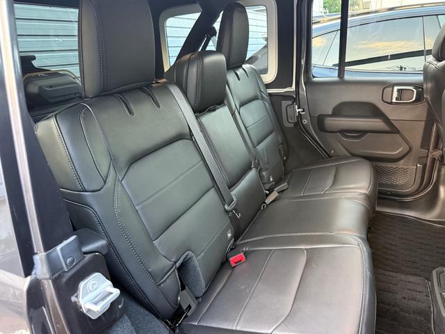 ジープ・ラングラーアンリミテッド アルティテュード ワンオーナー認定中古車 レザーシート シートヒーター ステアリングヒーター LEDライト アップルカープレイアンドロイドオート対応 アダプティブクルーズコントロール搭載 フルセグチューナー付き(13枚目)