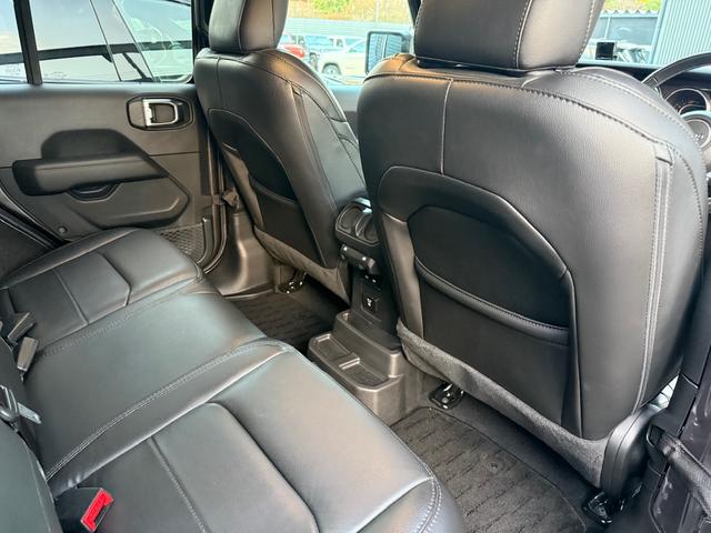 ジープ・ラングラーアンリミテッド アルティテュード ワンオーナー認定中古車 レザーシート シートヒーター ステアリングヒーター LEDライト アップルカープレイアンドロイドオート対応 アダプティブクルーズコントロール搭載 フルセグチューナー付き(14枚目)