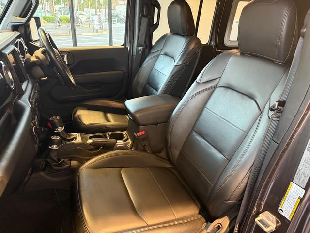 ジープ・ラングラーアンリミテッド アルティテュード ワンオーナー認定中古車 レザーシート シートヒーター ステアリングヒーター LEDライト アップルカープレイアンドロイドオート対応 アダプティブクルーズコントロール搭載 フルセグチューナー付き(15枚目)