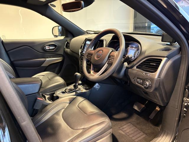 ジープ・チェロキー Ｓ－モデル　１００台限定車　認定中古車　ワンオーナー　禁煙車　フルセグチューナー付きＴＶ視聴　バックカメラ　アダプティブクルーズコントロール搭載　レーンキープアシスト　衝突被害軽減ブレーキ（5枚目）