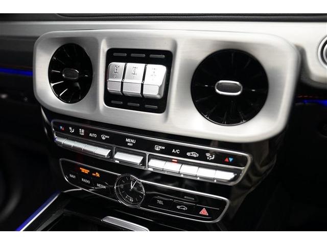 リアにもエアコンの風量、温度調整ができ、後ろの乗員も快適に過ごすことが出来ます。