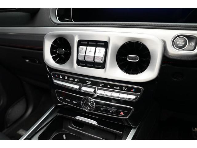 リアにもエアコンの風量、温度調整ができ、後ろの乗員も快適に過ごすことが出来ます。