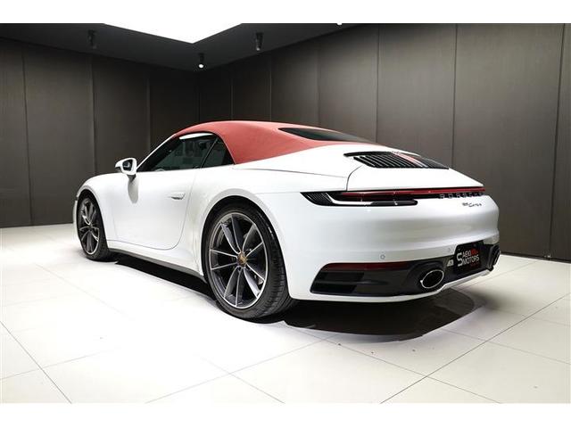 ９１１ ９１１カレラ　カブリオレ　２０２０年式　スポーツエグゾースト　スポーツクロノパッケージ　赤革シート　赤ホロ　電動格納スポイラー　電動サイドミラー　シートクーラー　クルーズドコントロール　タッチスクリーン　２０／２１インチＡＷ（2枚目）