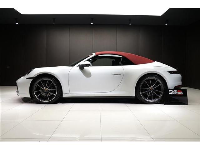 ９１１ ９１１カレラ　カブリオレ　２０２０年式　スポーツエグゾースト　スポーツクロノパッケージ　赤革シート　赤ホロ　電動格納スポイラー　電動サイドミラー　シートクーラー　クルーズドコントロール　タッチスクリーン　２０／２１インチＡＷ（6枚目）