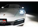９１１カレラ　カブリオレ　２０２０年式　スポーツエグゾースト　スポーツクロノパッケージ　赤革シート　赤ホロ　電動格納スポイラー　電動サイドミラー　シートクーラー　クルーズドコントロール　タッチスクリーン　２０／２１インチＡＷ（21枚目）