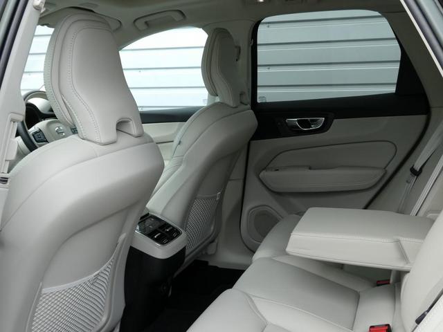 XC60 アルティメット B5 AWD 4WD ルーフレール ETC サンルーフ キーレス バックカメラ シートヒーター&エアコン パワーテールゲート ヘッドアップ・ディスプレイ 360度ビューカメラ 本革シート 助手席シートメモリー機構(20枚目)