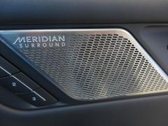 【ＭＥＲＩＤＩＡＮサラウンドサウンド】「ＭＥＲＩＤＩＡＮ」のサウンドシステムを搭載。低音から高音までをクリアに再現し車内に臨場感溢れる音響空間を提供致します。 2