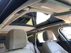 【パノラマサンルーフ】天井はガラスとなり、開放感があり、大変人気の装備となります。車内のシート色も明るく、晴れた日はさらに開放感を味わっていただけます。 3