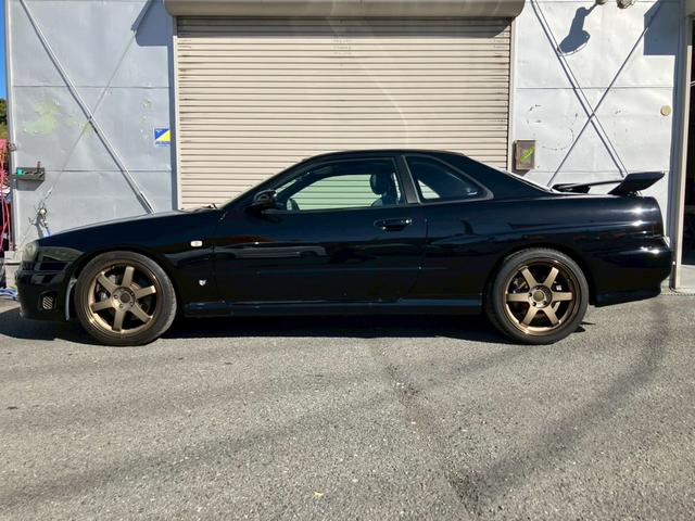 スカイライン ２５ＧＴターボ　純正５速　インジェクタ新品交換済　ＲＡＹＳ　ＴＥ３７　１８ｉｎＡＷ　社外フロアマット　ＫＹＢ　ＮｅｗＳＲショック　ショックタワー補修済　ＨＫＳターボタイマー　ＮＩＳＭＯマフラー　純正リアスポイラー（6枚目）