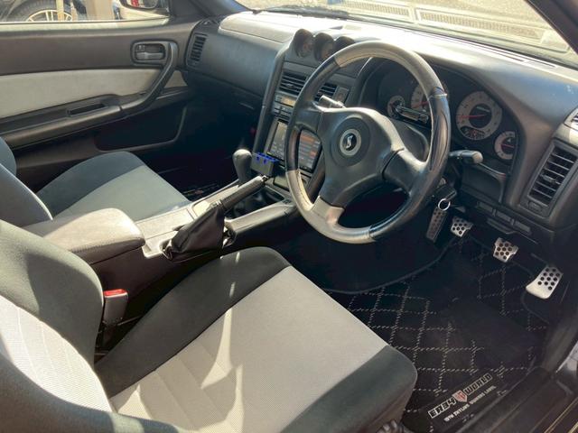 スカイライン ２５ＧＴターボ　純正５速　インジェクタ新品交換済　ＲＡＹＳ　ＴＥ３７　１８ｉｎＡＷ　社外フロアマット　ＫＹＢ　ＮｅｗＳＲショック　ショックタワー補修済　ＨＫＳターボタイマー　ＮＩＳＭＯマフラー　純正リアスポイラー（7枚目）