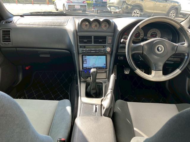 スカイライン ２５ＧＴターボ　純正５速　インジェクタ新品交換済　ＲＡＹＳ　ＴＥ３７　１８ｉｎＡＷ　社外フロアマット　ＫＹＢ　ＮｅｗＳＲショック　ショックタワー補修済　ＨＫＳターボタイマー　ＮＩＳＭＯマフラー　純正リアスポイラー（9枚目）