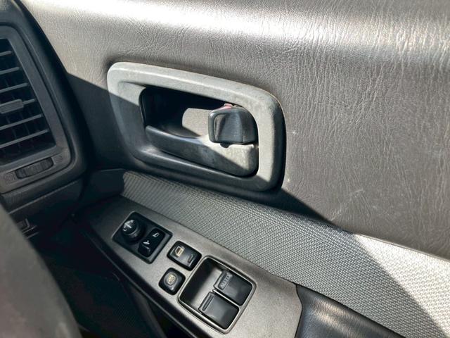 スカイライン ２５ＧＴターボ　純正５速　インジェクタ新品交換済　ＲＡＹＳ　ＴＥ３７　１８ｉｎＡＷ　社外フロアマット　ＫＹＢ　ＮｅｗＳＲショック　ショックタワー補修済　ＨＫＳターボタイマー　ＮＩＳＭＯマフラー　純正リアスポイラー（13枚目）