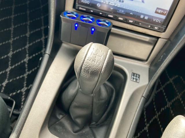 スカイライン ２５ＧＴターボ　純正５速　インジェクタ新品交換済　ＲＡＹＳ　ＴＥ３７　１８ｉｎＡＷ　社外フロアマット　ＫＹＢ　ＮｅｗＳＲショック　ショックタワー補修済　ＨＫＳターボタイマー　ＮＩＳＭＯマフラー　純正リアスポイラー（19枚目）