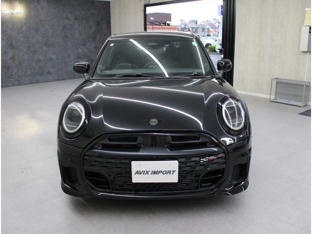 MINI クーパーS ジョン・クーパー・ワークス・トリム JCWトリム Mパッケ-ジ 禁煙1オ-ナ- 黒半革 ナビ 全方位カメラ Dアシスト コンフォートアクセス ACC HUD ハーマンカードン マッサージ JCW17インチAW 新車保証継承(3枚目)