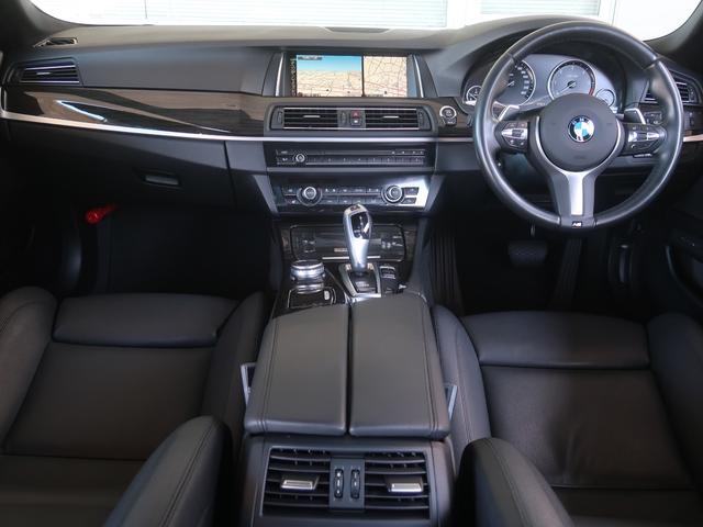 �u���b�N����Ƃ����A�����ȃA���\���W�b�g�J���[�̃C���e���A�́A�l�X�|�[�c��p�J���[�ƂȂ�܂��B�C���e���A���L���C�ȃR���f�B�V�������L�[�v���Ă��܂��B