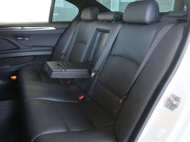 ���A�V�[�g���ǍD�ȃR���f�B�V�����ƂȂ�܂��B�Z���^�[�ɂ̓A�[�����X�g�ƃh�����O�z���_�[����������܂�����A�����Ԃ̃h���C�u�ł������b�N�X�ł��܂��ˁB