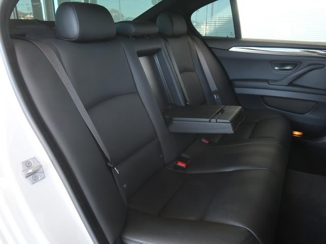 ���A�V�[�g���ǍD�ȃR���f�B�V�����ƂȂ�܂��B�Z���^�[�ɂ̓A�[�����X�g�ƃh�����O�z���_�[����������܂�����A�����Ԃ̃h���C�u�ł������b�N�X�ł��܂��ˁB