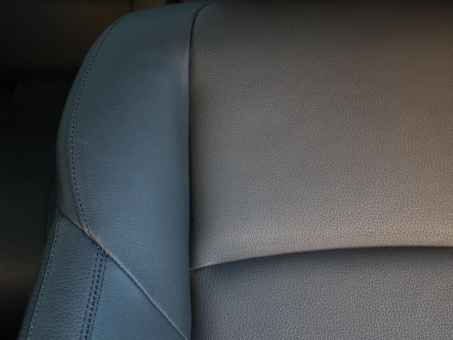 �U�E�s�[�N�ɂ́A�㎿�ȐG��S�n�́A�_�R�^���U�[�V�[�g�𑕔����Ă��܂��B�t�����g�V�[�g�ɂ́A�������ł��g�����g�̂��ݍ���ł����A�V�[�g�q�[�^�[��������Ă��܂��B