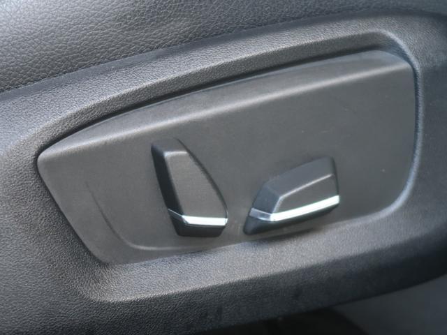 �t�����g�V�[�g�̃A�W���X�g�͓d���ŁA�^�]�Ȃɂ̓V�[�g��X�e�A�����O�̈ʒu���Q�l���L���ł��郁�����[�@�\������Ă��܂��B