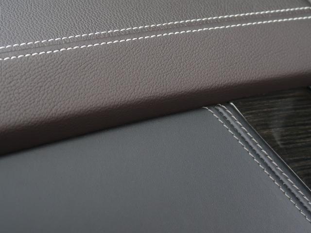 �I�v�V�����́A���U�[�͓\����_�b�V���{�[�h����������܂��B�u���b�N�ƃR�C�[�o�u���E���̃o�C�J���[�ŁA�z���C�g�̃X�e�b�`������̂��I�V�����ł��ˁB