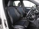 アクティブなドライビングでも、しっかりと身体をホールドしてくれる、スポーツシートを装備。触り心地の良いレザーと、通気性が良く滑りにくいファブリックのコンビネーションです。
