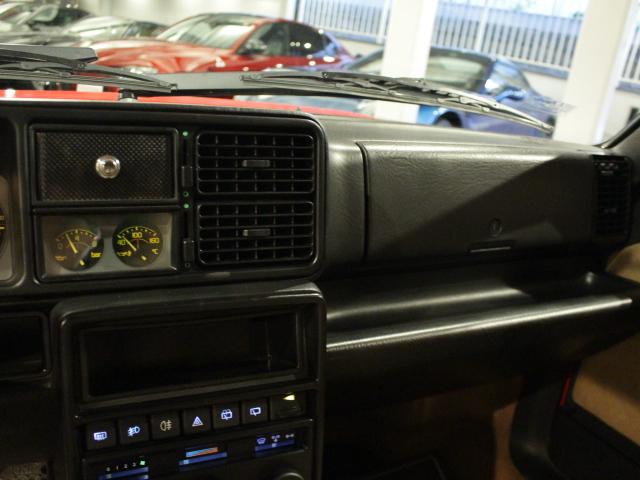 デルタ ＨＦインテグラーレ　エボルツィオーネＩＩ　左ハンドル　５速ＭＴ車　ベージュアルカンタラシート　純正１７ＡＷ　ステンレスマフラー（15枚目）