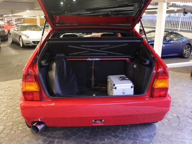 デルタ ＨＦインテグラーレ　エボルツィオーネＩＩ　左ハンドル　５速ＭＴ車　ベージュアルカンタラシート　純正１７ＡＷ　ステンレスマフラー（26枚目）