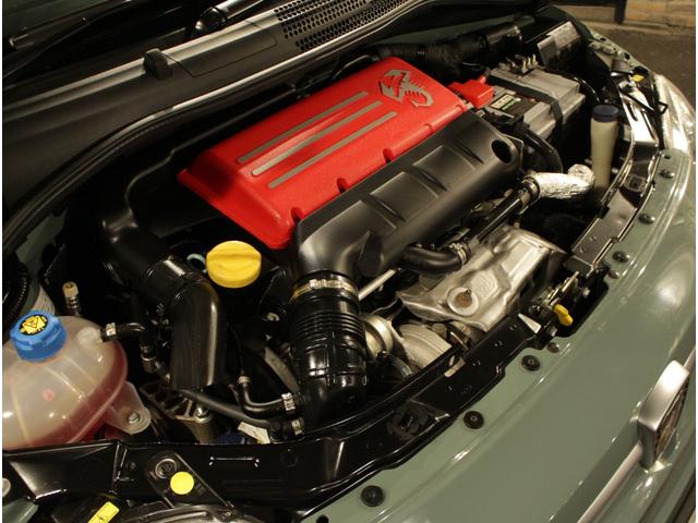 アバルト695 セッタンタアニヴェルサーリオ ベースグレード ディーラー車 右ハンドル 5速AT車 サベルト製ブラックレザー×ファブリックシート 純正17AW レコードモンツァ製マフラー 2DINナビ・TV 世界限定1949台(31枚目)