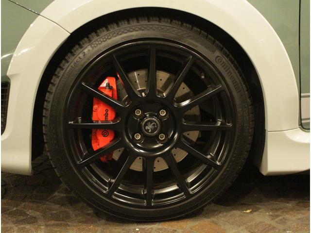 アバルト695 セッタンタアニヴェルサーリオ ベースグレード ディーラー車 右ハンドル 5速AT車 サベルト製ブラックレザー×ファブリックシート 純正17AW レコードモンツァ製マフラー 2DINナビ・TV 世界限定1949台(32枚目)