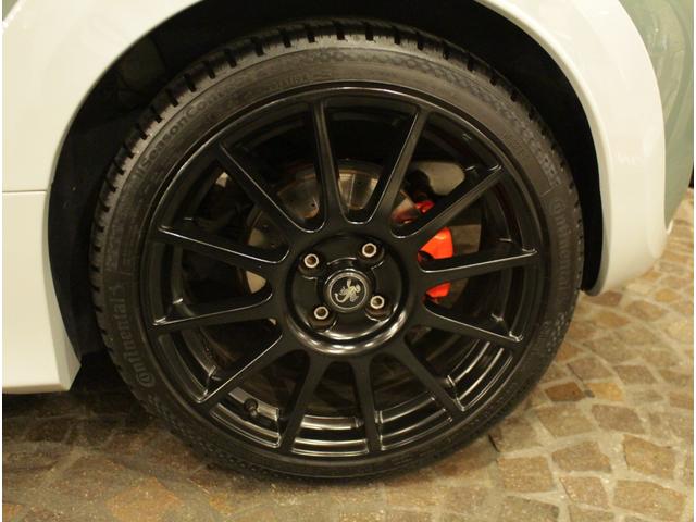 アバルト695 セッタンタアニヴェルサーリオ ベースグレード ディーラー車 右ハンドル 5速AT車 サベルト製ブラックレザー×ファブリックシート 純正17AW レコードモンツァ製マフラー 2DINナビ・TV 世界限定1949台(34枚目)
