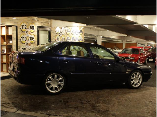 クアトロポルテ エボルツィオーネＶ８コーンズセリエスペチアレ　ディーラー車　左ハンドル　４速ＡＴ車　クオイオレザーシート　シートヒーター付き　純正１７ＡＷ　社外サンルーフ　ラサール製オーバル型時計　七宝焼きＣピラーエンブレム（8枚目）