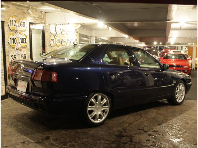 クアトロポルテ エボルツィオーネＶ８コーンズセリエスペチアレ　ディーラー車　左ハンドル　４速ＡＴ車　クオイオレザーシート　シートヒーター付き　純正１７ＡＷ　社外サンルーフ　ラサール製オーバル型時計　七宝焼きＣピラーエンブレム（9枚目）