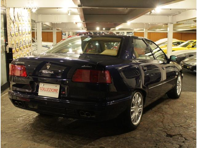 クアトロポルテ エボルツィオーネＶ８コーンズセリエスペチアレ　ディーラー車　左ハンドル　４速ＡＴ車　クオイオレザーシート　シートヒーター付き　純正１７ＡＷ　社外サンルーフ　ラサール製オーバル型時計　七宝焼きＣピラーエンブレム（10枚目）