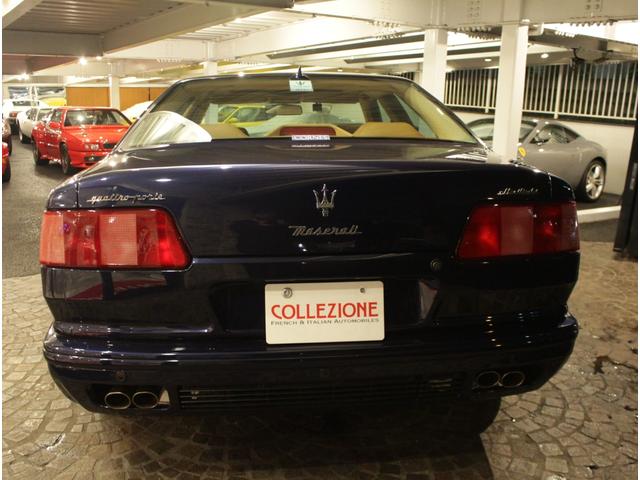 クアトロポルテ エボルツィオーネＶ８コーンズセリエスペチアレ　ディーラー車　左ハンドル　４速ＡＴ車　クオイオレザーシート　シートヒーター付き　純正１７ＡＷ　社外サンルーフ　ラサール製オーバル型時計　七宝焼きＣピラーエンブレム（11枚目）