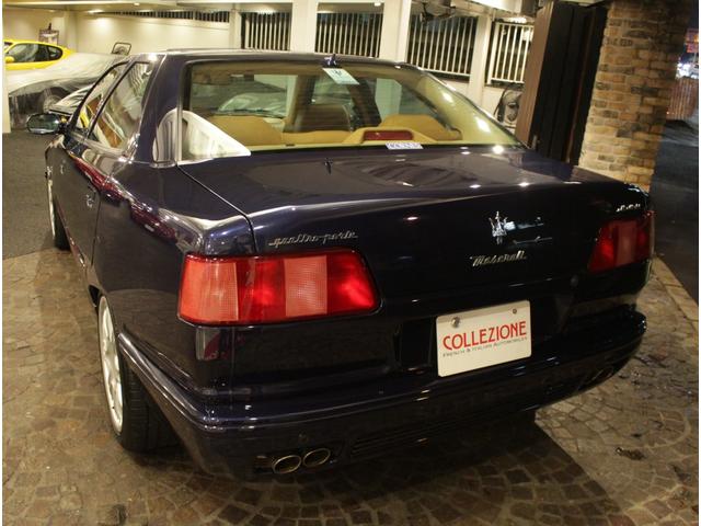 クアトロポルテ エボルツィオーネＶ８コーンズセリエスペチアレ　ディーラー車　左ハンドル　４速ＡＴ車　クオイオレザーシート　シートヒーター付き　純正１７ＡＷ　社外サンルーフ　ラサール製オーバル型時計　七宝焼きＣピラーエンブレム（12枚目）