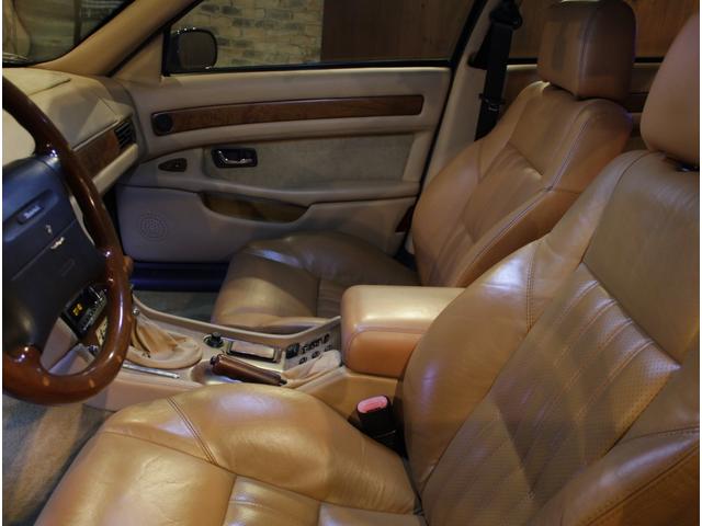 クアトロポルテ エボルツィオーネＶ８コーンズセリエスペチアレ　ディーラー車　左ハンドル　４速ＡＴ車　クオイオレザーシート　シートヒーター付き　純正１７ＡＷ　社外サンルーフ　ラサール製オーバル型時計　七宝焼きＣピラーエンブレム（14枚目）