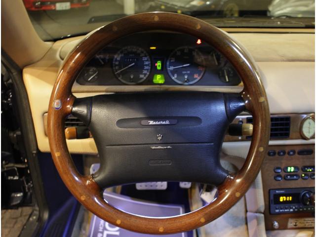 クアトロポルテ エボルツィオーネＶ８コーンズセリエスペチアレ　ディーラー車　左ハンドル　４速ＡＴ車　クオイオレザーシート　シートヒーター付き　純正１７ＡＷ　社外サンルーフ　ラサール製オーバル型時計　七宝焼きＣピラーエンブレム（15枚目）