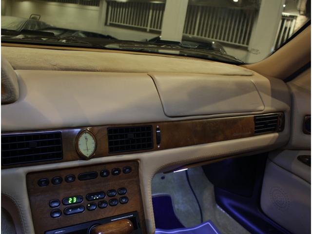 クアトロポルテ エボルツィオーネＶ８コーンズセリエスペチアレ　ディーラー車　左ハンドル　４速ＡＴ車　クオイオレザーシート　シートヒーター付き　純正１７ＡＷ　社外サンルーフ　ラサール製オーバル型時計　七宝焼きＣピラーエンブレム（16枚目）