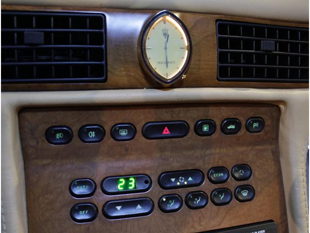 クアトロポルテ エボルツィオーネＶ８コーンズセリエスペチアレ　ディーラー車　左ハンドル　４速ＡＴ車　クオイオレザーシート　シートヒーター付き　純正１７ＡＷ　社外サンルーフ　ラサール製オーバル型時計　七宝焼きＣピラーエンブレム（17枚目）