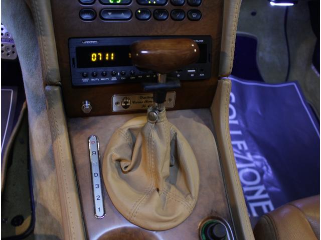 クアトロポルテ エボルツィオーネＶ８コーンズセリエスペチアレ　ディーラー車　左ハンドル　４速ＡＴ車　クオイオレザーシート　シートヒーター付き　純正１７ＡＷ　社外サンルーフ　ラサール製オーバル型時計　七宝焼きＣピラーエンブレム（18枚目）