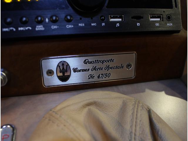 クアトロポルテ エボルツィオーネＶ８コーンズセリエスペチアレ　ディーラー車　左ハンドル　４速ＡＴ車　クオイオレザーシート　シートヒーター付き　純正１７ＡＷ　社外サンルーフ　ラサール製オーバル型時計　七宝焼きＣピラーエンブレム（19枚目）