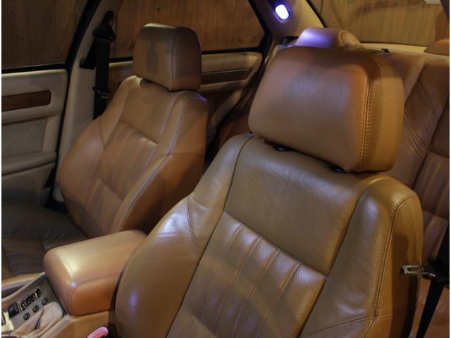 クアトロポルテ エボルツィオーネＶ８コーンズセリエスペチアレ　ディーラー車　左ハンドル　４速ＡＴ車　クオイオレザーシート　シートヒーター付き　純正１７ＡＷ　社外サンルーフ　ラサール製オーバル型時計　七宝焼きＣピラーエンブレム（20枚目）