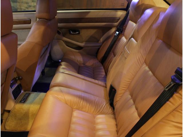 クアトロポルテ エボルツィオーネＶ８コーンズセリエスペチアレ　ディーラー車　左ハンドル　４速ＡＴ車　クオイオレザーシート　シートヒーター付き　純正１７ＡＷ　社外サンルーフ　ラサール製オーバル型時計　七宝焼きＣピラーエンブレム（21枚目）